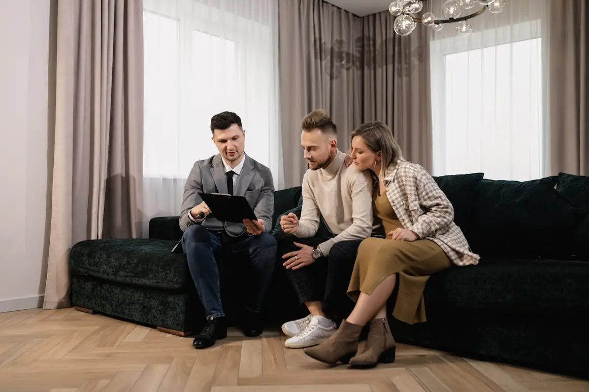 Consultora conversando com um casal e analisando documentos para recomendar o plano mais adequado